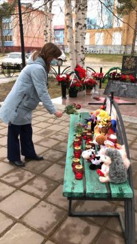 акция возложения цветов в память о жертвах стрельбы в г. Казань